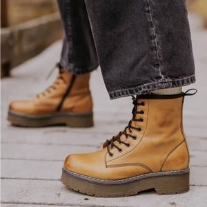 NEW Roolee Brown Elvis Platform Boot - Size 8